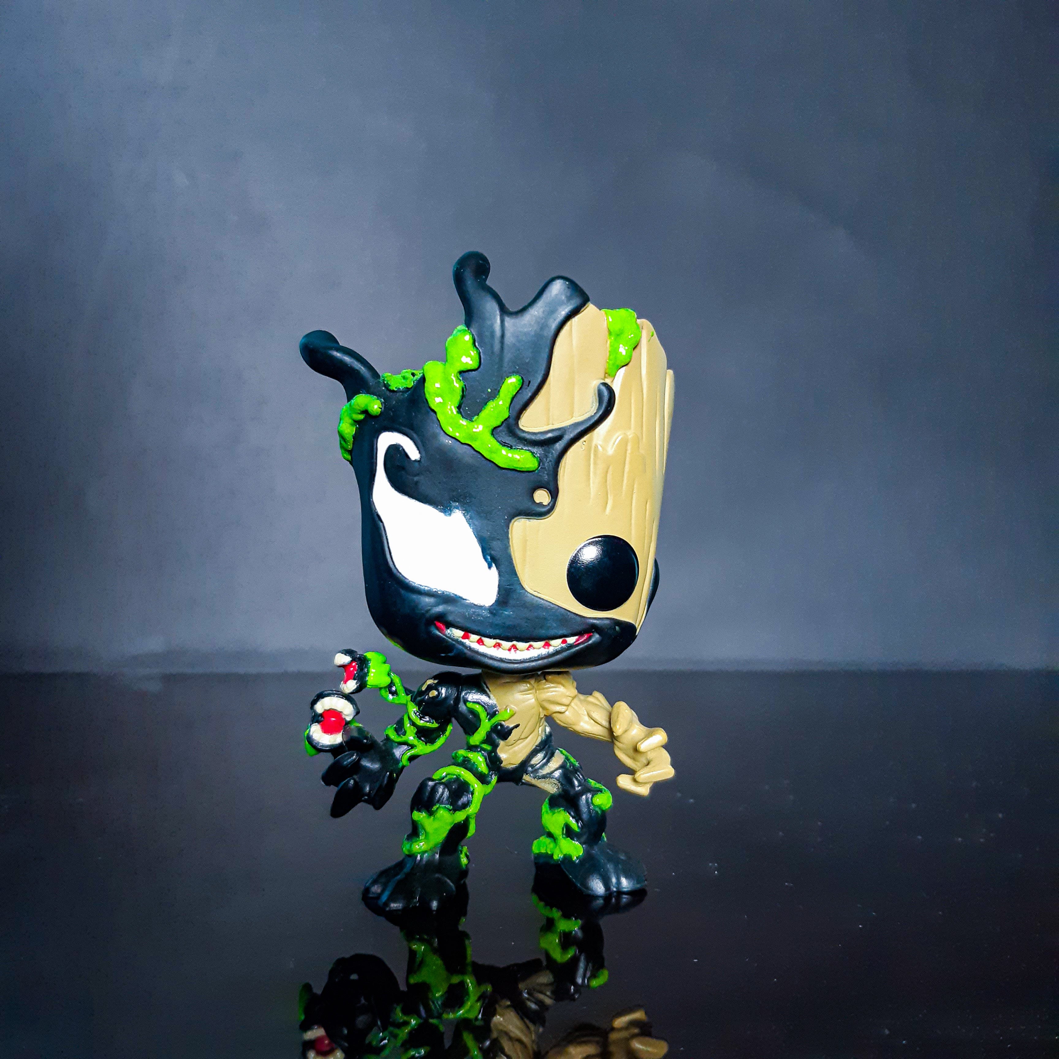 Funko Pop! Custom - Venomized Groot (Brilla en la Oscuridad)