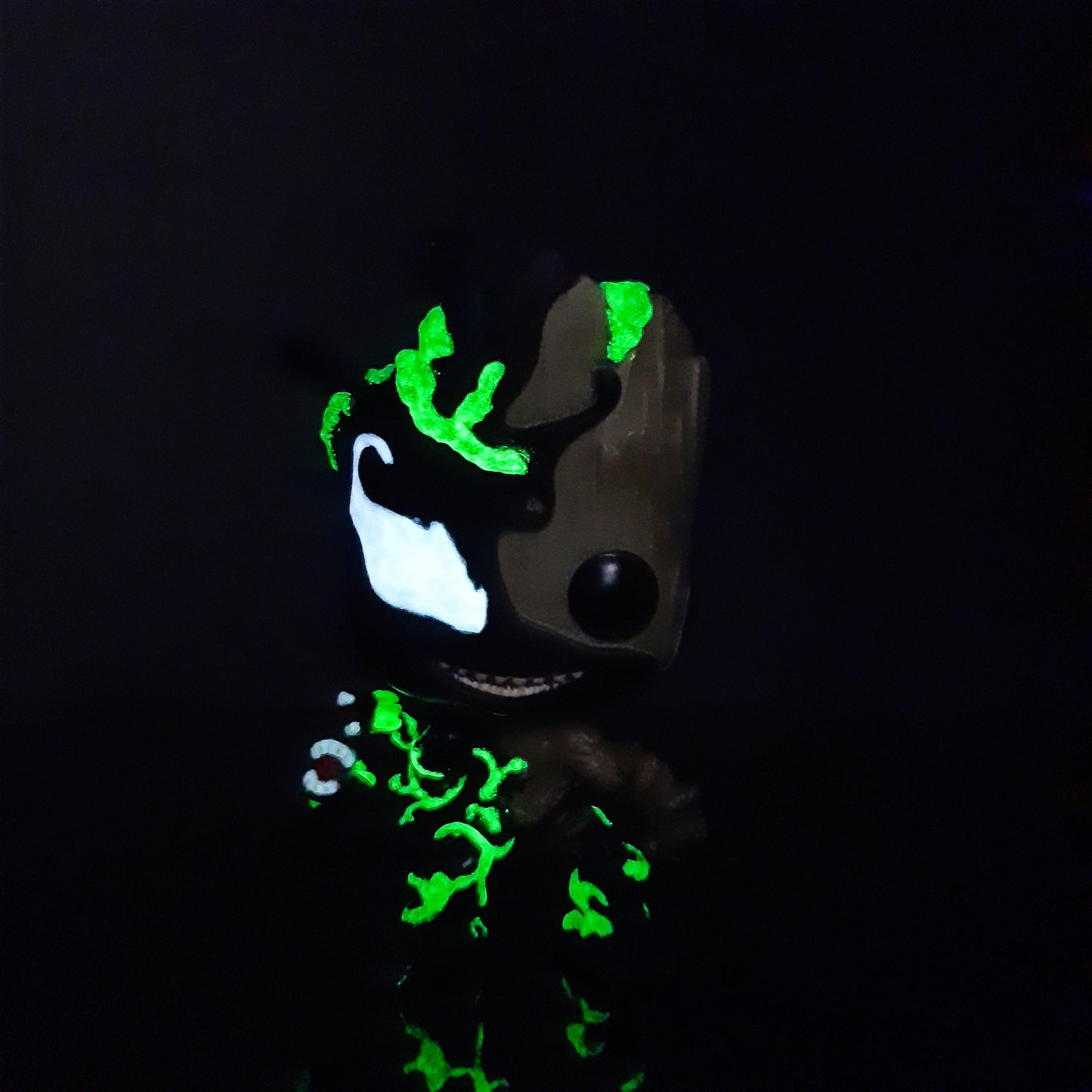 Funko Pop! Custom - Venomized Groot (Brilla en la Oscuridad)